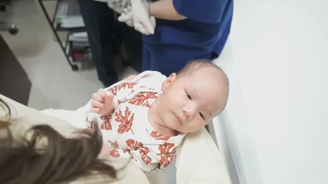 7 Momen Shandy Aulia Mandikan Anak dan Antarkan Tindik, Curi Perhatian