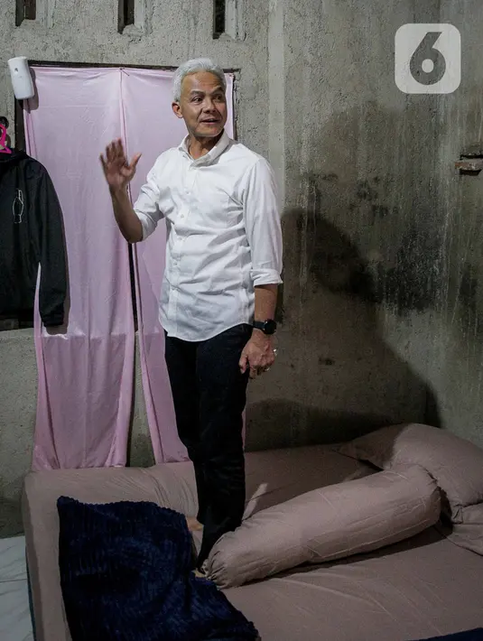 Calon presiden nomor urut 3 Ganjar Pranowo bersiap untuk beristirahat saat menginap di rumah warga di Tegal, Jawa Tengah, Rabu (10/1/2024). (Liputan6.com/Faizal Fanani)