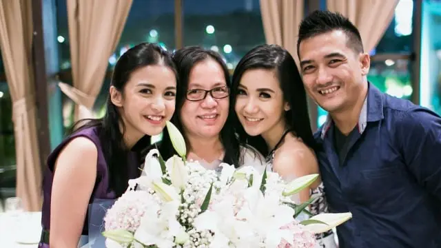 Potret kebersamaan Chelsea Olivia bersama kedua kakak dan ibunya