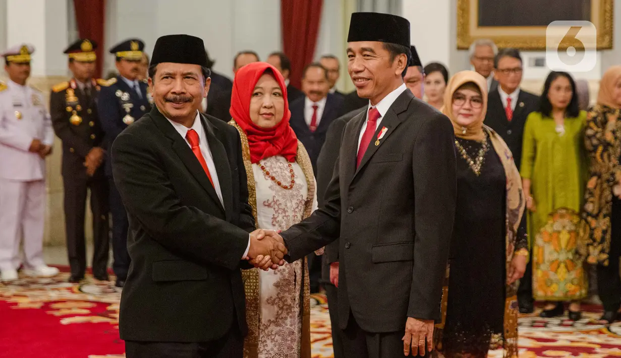 Presiden Joko Widodo (kanan) memberikan ucapan selamat kepada Kepala Badan Pembinaan Ideologi Pancasila (BPIP) Yudian Wahyudi (kiri) dan istri, seusai dilantik di Istana Negara, Jakarta, Rabu (5/2/2020). Jokowi resmi melantik Yudian Wahyudi sebagai Kepala BPIP. (Liputan6.com/Faizal Fanani)