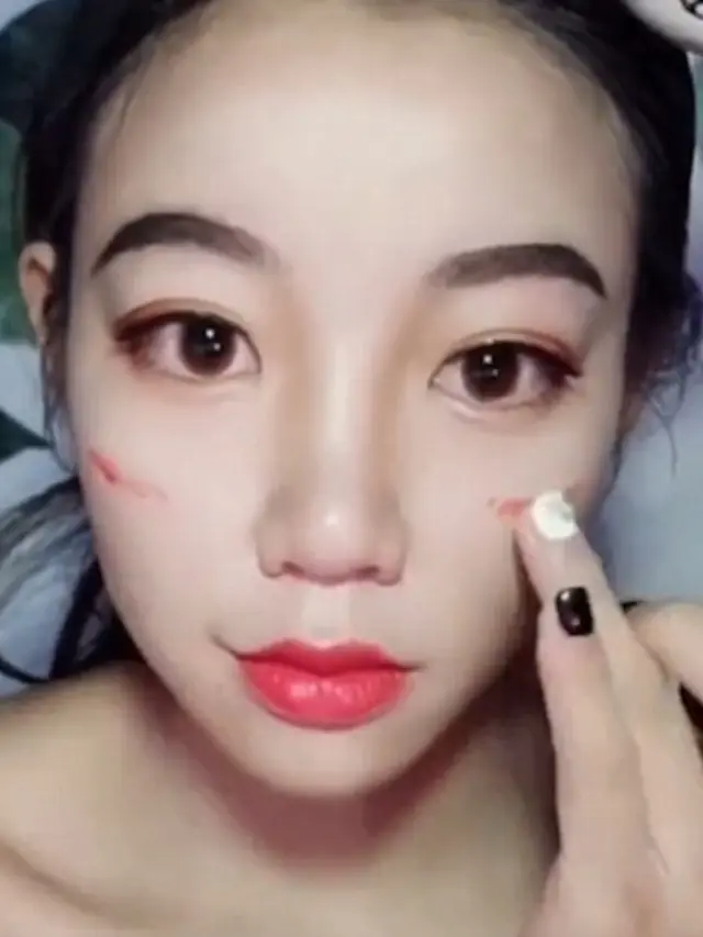 [Bintang] Hanya dengan Makeup Wajah Perempuan Ini Bisa Berubah Drastis, Bikin Shock!