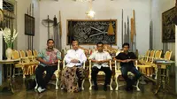 Sultan Keraton Kasepuhan Cirebon PRA Arief Natadiningrat (dua dari kiri). (Liputan6.com/Panji Prayitno)
