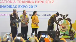 Presiden Joko Widodo (Jokowi) disaksikan Menko PMK Puan Maharani dan Menristekdikti, M Nasir memukul gong sebagai simbol pembukaan Konferensi Forum Rektor Indonesia 2017 di JCC, Jakarta, Kamis (2/2). (Liputan6.com/Angga Yuniar)