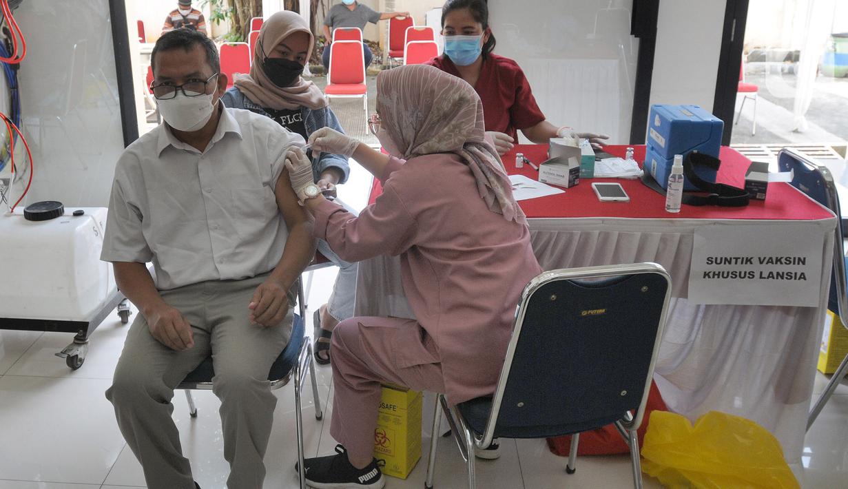 Paramedis memberikan vaksin booster saat pelaksanaan vaksinasi serentak Pemkot Depok di Kantor Kecamatan Cinere, Depok, Senin (18/4/20222). Gebyar vaksinasi booster secara massal ini bertujuan memberikan kemudahan bagi warga sebelum melakukan perjalanan mudik lebaran 2022. (merdeka.com/Arie Basuki)