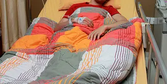 Aliando Syarief harus dirawat di rumah sakit dan terbaring lemas lantaran dirinya jatuh sakit karena terlalu memaksakan tubuhnya untuk menjalani berbagai kesibukan. Tentunya hal ini membuat para penggemar turut sedih. (Nurwahyunan/Bintang.com)