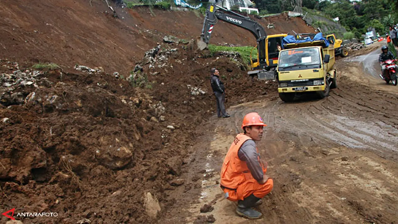 longsor-puncak130121c.jpg
