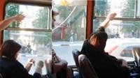 (Foto: ViralHog) penumpang bus bertarung diam-diam untuk membuka dan menutup jendela