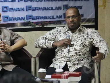 Gede Pasek Suarkina (kiri) dan Hironimus Hilapok saat menghadiri dialog 'Politik Etis Ala Jokowi: Ketika Relawan Kebagian Jatah" Jakarta, Selasa (1/4/2015). Narasumber berpendapat  jatah jabatan untuk relawan adalah hal wajar (Liputan6.com/Helmi Afandi)