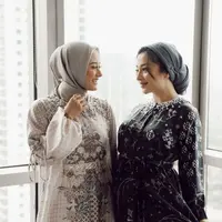 Dengan gamis bermotif dan berpayet, berhasil hadirkan kesempurnaan gaya baju Lebaran yang menawan. [Foto: Instagram/ Nikita Willy]