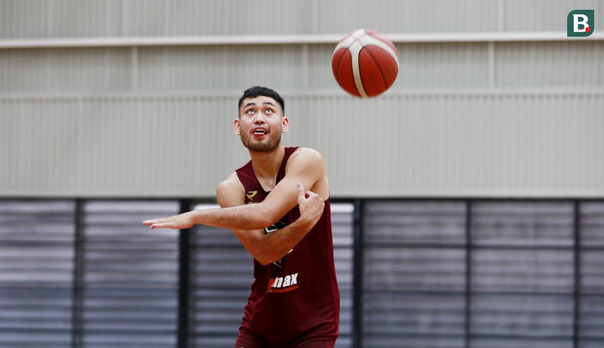Pebasket West Bandits, Widyanta Putra Teja, berpose usai latihan di Aim High Stadium, Tangerang, Kamis (20/5/2021). Latihan tersebut merupakan persiapan jelang melakoni laga babak play-off IBL 2021. (Bola.com/M Iqbal Ichsan)