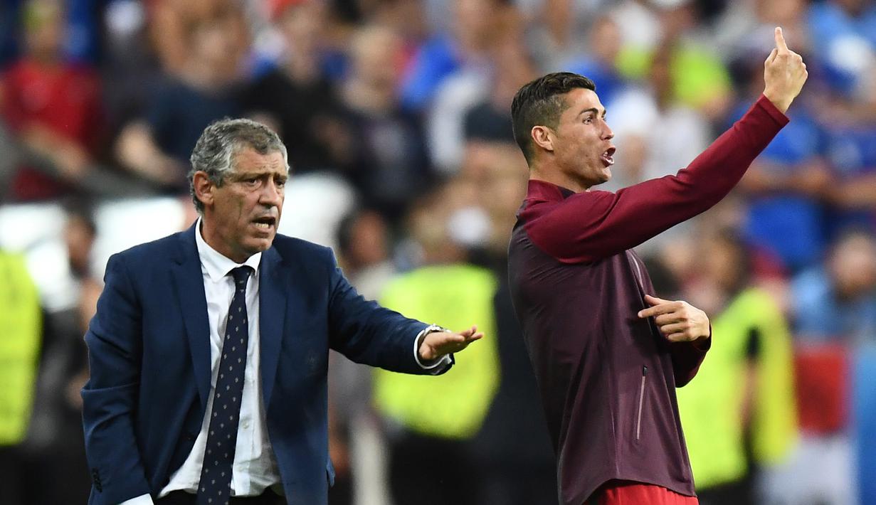 Pelatih Portugal, Fernando Santos (kiri) dan Cristiano Ronaldo memberikan instruksi kepada pemain Portugal saat melawan Prancis pada Final Piala Eropa 2016 di Stade de France, Saint-Denis, Paris,(11/7/2016) dini hari WIB. (AFP/Franck Fife)