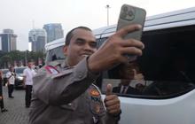 Sikap Prabowo Ketika Sudah Dalam Mobil Didatangi Seorang Polisi, Ternyata Minta Ini