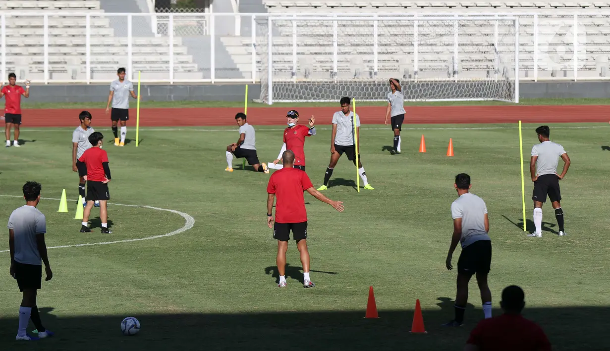 Pelatih Kepala Timnas Indonesia, Shin Tae-yong (tengah) memberi arahan saat latihan di Stadion Madya Gelora Bung Karno, Jakarta, Jumat (28/8/2020). Selanjutnya, Timnas U-19 akan berlatih dan mengikuti turnamen mini di Kroasia jelang Piala Asia U-19 2020 Uzbekistan. (Liputan6.com/Helmi Fithriansyah)
