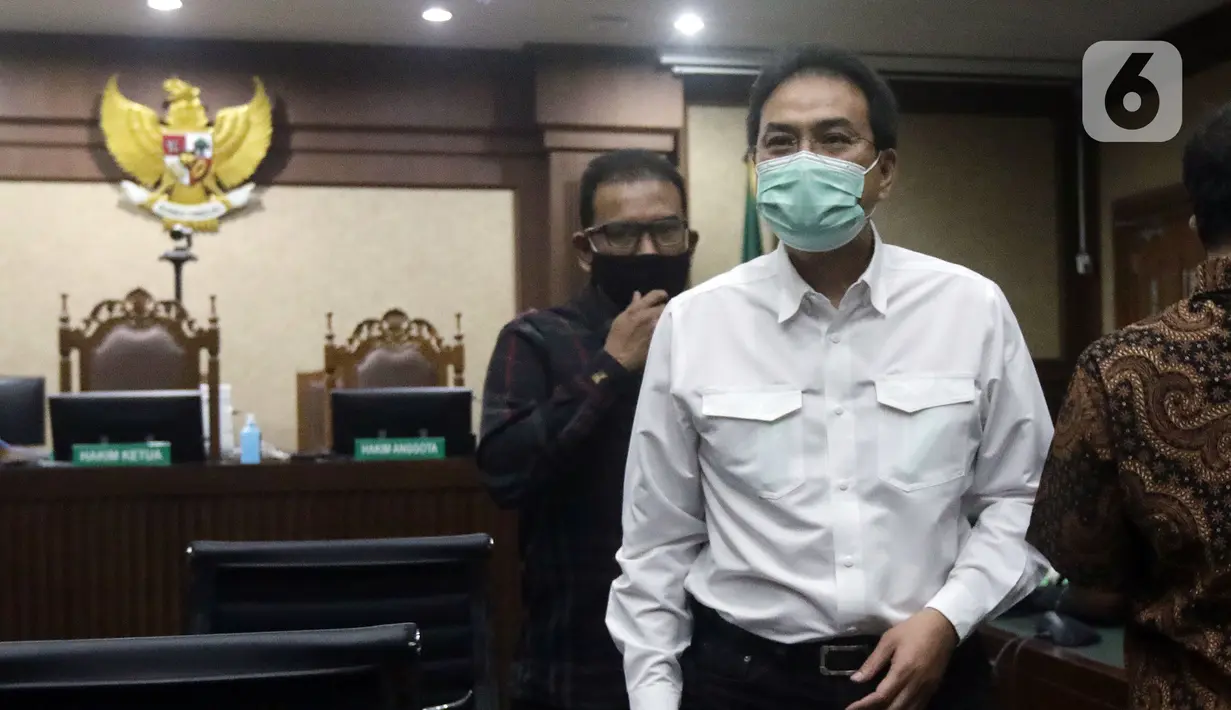 Terdakwa suap penanganan perkara korupsi di Lampung Tengah yang juga mantan Wakil Ketua DPR Azis Syamsuddin usai sidang pembacaan putusan di Pengadilan Tipikor Jakarta, Kamis (17/2/2022). Azis Syamsuddin divonis hukuman 3 tahun 6 bulan penjara dan denda Rp 250 juta. (Liputan6.com/Helmi Fithriansyah)