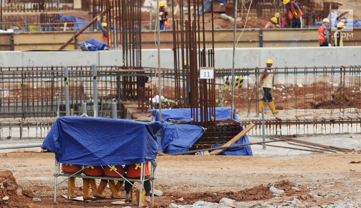 Suasana pembangunan depo MRT Lebak Bulus, Jakarta, Senin (19/6). Direktur Utama PT MRT, William Sabandar mengatakan rencananya apartemen tersebut dibangun di atas depo dan Kantor MRT. (Liputan6.com/Angga Yuniar)