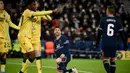 Pada menit ke-76 PSG memperoleh hadiah penalti usai Lionel Messi dilanggar Ignace Van Der Brempt di dalam kotak penalti. (AFP/Franck Fife)
