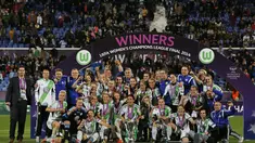 Pesepakbola wanita Wolfsburg sukses merengkuh trofi Liga Champions Wanita di Stadion Restelo, Lisbon, Portugal (22/5/2014). (REUTERS/Hugo Correia)