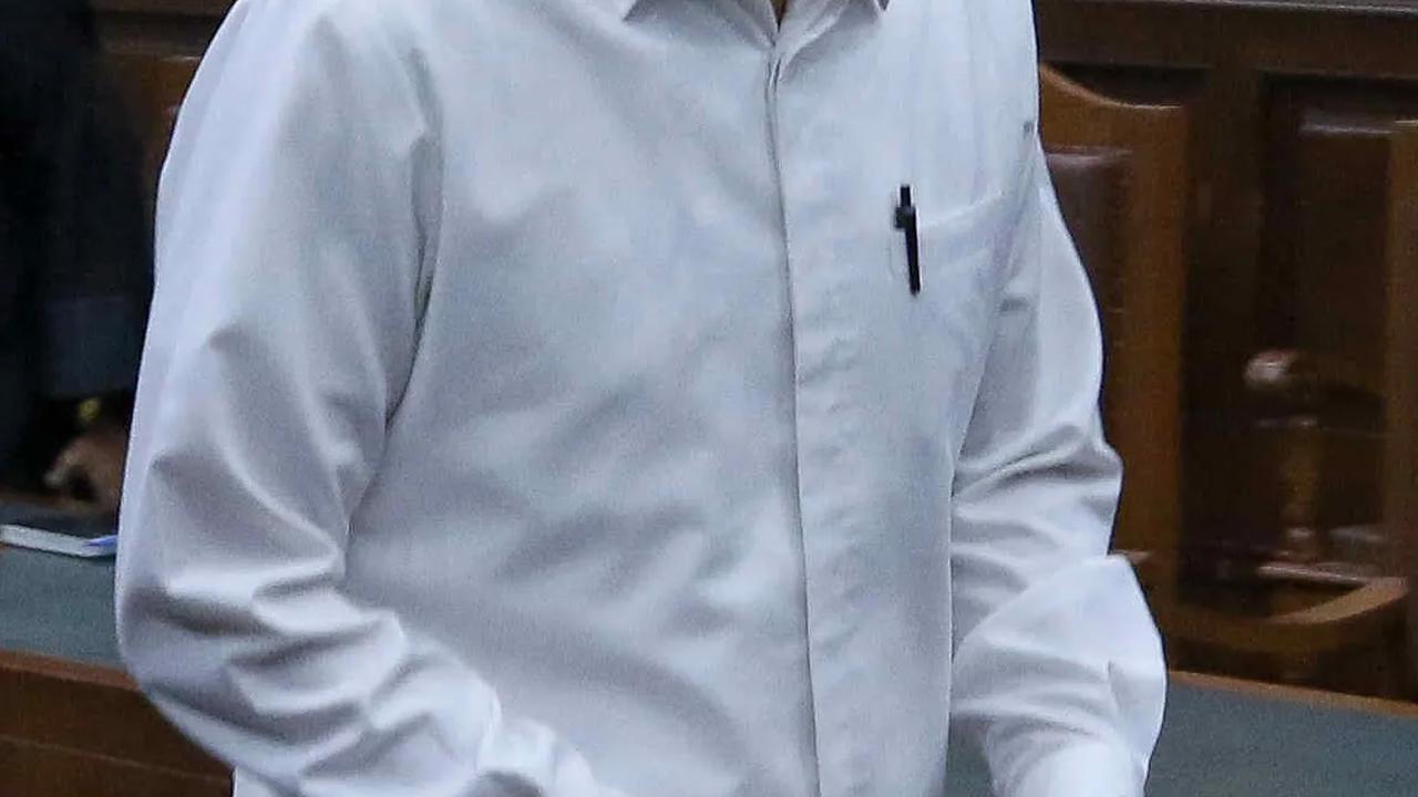 Selain hukuman penjara, Rafael juga dituntut harus membayar denda sebesar  Rp 1 miliar subsider pidana kurungan pengganti selama 6 bulan.<br>