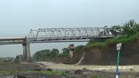 Jembatan Cipamingkis yang menghubungkan Jakarta-Cianjur kini sudah bisa dilintasi kendaraan roda dua maupun empat. Ini setelah jembatan tersebut telah diperbaiki dengan menelan anggaran sebesar Rp 11 miliar. (Liputan6.com/Darno)