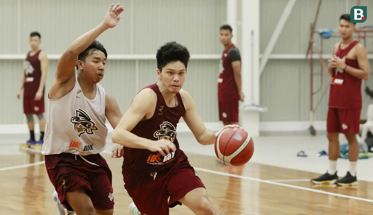 Pebasket West Bandits, Rio Disi (kanan) diajaga ketat oleh Rioga Deswara saat latihan di Aim High Stadium, Tangerang, Kamis (20/5/2021). Latihan tersebut merupakan persiapan jelang melakoni laga babak play-off IBL 2021. (Bola.com/M Iqbal Ichsan)