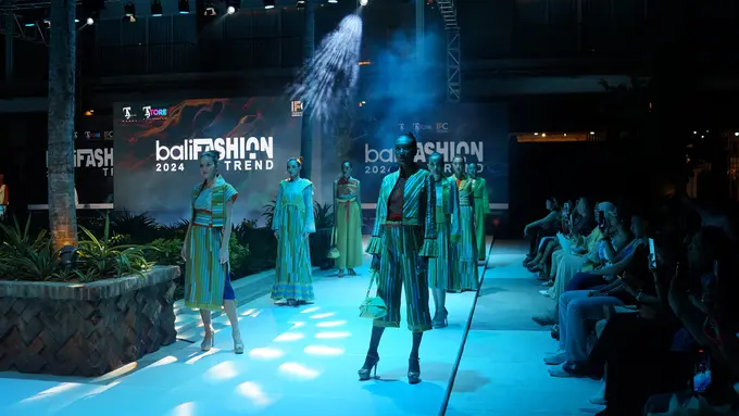 Acara ini tidak hanya menghadirkan peragaan busana, tetapi juga talk show dan pameran yang memperkaya pengalaman.