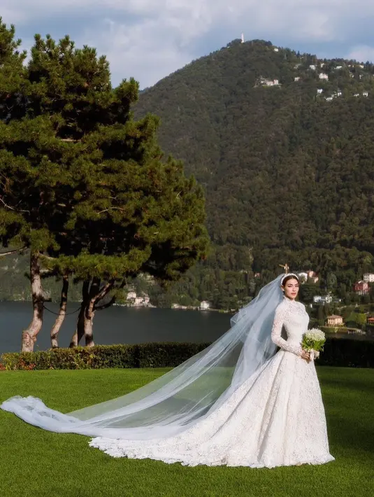 Gaun megah ini berpadu dengan veil panjang yang membuatnya jadi pusat perhatian [@kimmy_kimberley]