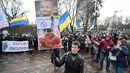 Demonstran anti-vaksin berunjuk rasa di Kiev (24/11/2021). Ratusan pengunjuk rasa memblokir jalan-jalan di pusat kota Kiev pada 24 November untuk berdemonstrasi menentang langkah-langkah anti-Covid Ukraina dan upaya vaksin, saat negara itu memerangi gelombang infeksi baru. (AFP/Genya Savilov)
