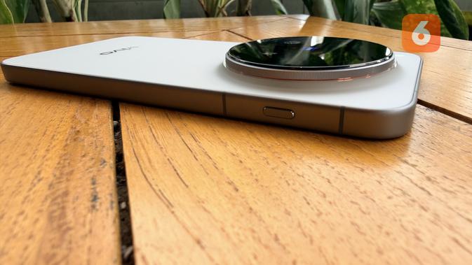 <p>Tombol khusus di sisi kiri bodi Vivo X300 Pro bisa diatur untuk membuka beragam aplikasi alias bertindak sebagai shortcut. (Liputan6.com/ Yuslianson)</p>