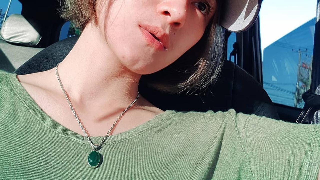 Tampilan Dara the Virgin dengan Makeup Minimalis (credit: instagram/darathevirgin)