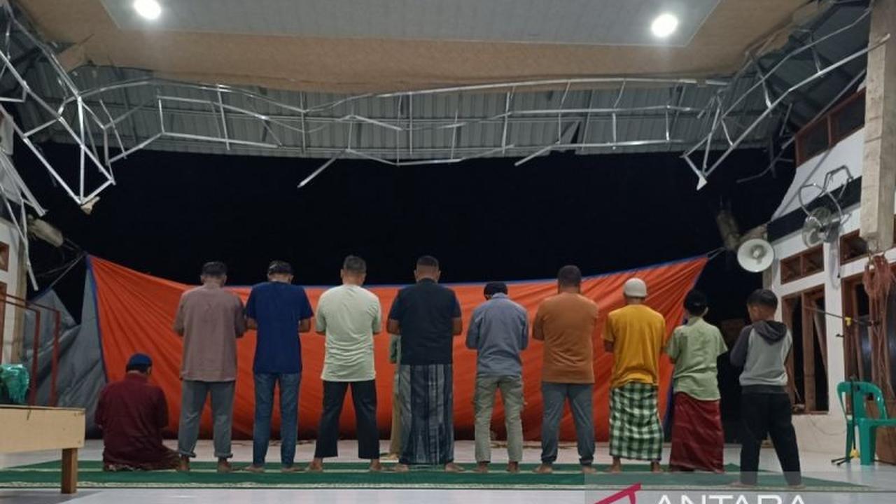 Korban Banjir Tapsel Tarawih Perdana di Masjid Rusak, Semangat Ibadah Tak Padam