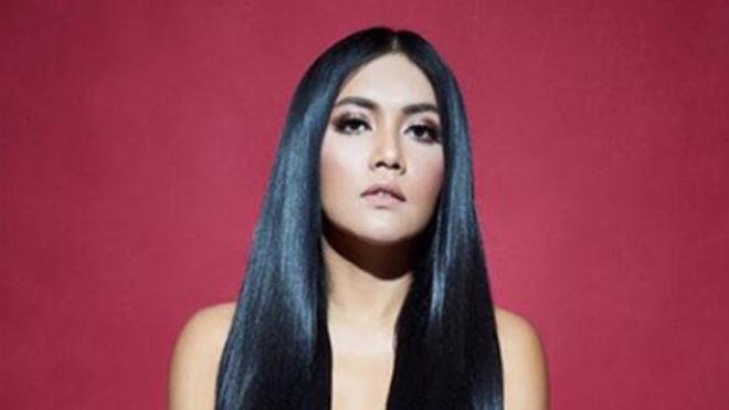 Miliki Penampilan Berbeda Ini Loh Gaya  Makeup Denada 