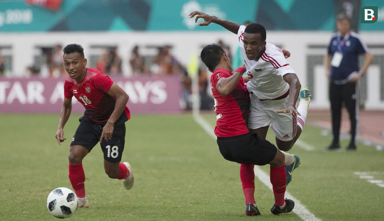 Bek Indonesia, I Putu Gede, menghadang pemain Uni Emirat Arab (UEA) pada laga Asian Games di Stadion Wibawa Mukti, Cikarang, Jumat (24/8/2018). (Bola.com/Vitalis Yogi Trisna)