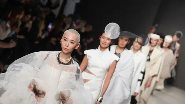 Desainer Syukriah Rusydi Unjuk Gigi dengan Kain Tenun Baduy di Moscow Fashion Week 2025