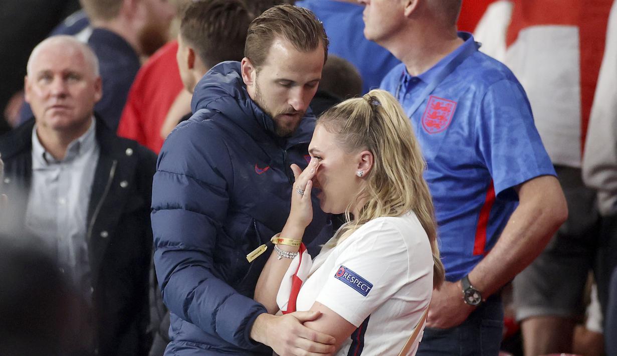 Istri Harry Kane, Kate, yang menonton pertandingan dari tribun tak kuasa menahan tangis melihat suaminya dan kawan-kawan gagal mengangkat trofi. (Foto:AFP/Carl Recine)