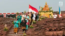 Sejumlah guru se-Jawabarat mengenakan pakain adat dalam perayaan Puja Waisak 2561 BE di komplek Candi Jiwa, Batujaya, Karawang, Jawa Barat (21/5). Perayaan waisak mengangkat tema indahnya kebersamaan dalam Buddha Dhamma. (Liputan6.com/Gempur M Surya)