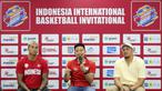Pemain Timnas Basket Putra Indonesia, Andakara Prastawa (tengah) berbicara didampingi Brandon Jawato (kiri) dan Arki Dikania Wisnu saat konferensi pers Indonesia International Basketball Invitational di Indonesia Arena, Senayan, Jakarta, Kamis (27/07/2023). (Bola.com/Bagaskara Lazuardi)