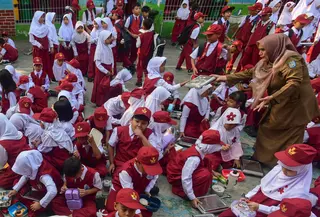 Guru membagikan ompreng Makan Bergizi Gratis (MBG) di SDN Meruyung, Depok, jawa Barat, Senin, 13 Juli 2007. (KLY/ Arie Basuki)