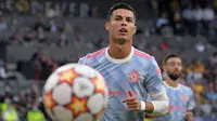 Cristiano Ronaldo merupakan pemain dengan catatan penampilan terbanyak di babak semifinal Liga Champions, yaitu 21 kali. Sang penyerang 37 tahun tersebut juga memiliki torehan 140 gol di ajang tersebut. Sejauh ini, CR7 telah berhasil merengue 5 trofi Liga Champions berama Real Madrid dan Manchester United. (AFP/Sebastien Bozon)