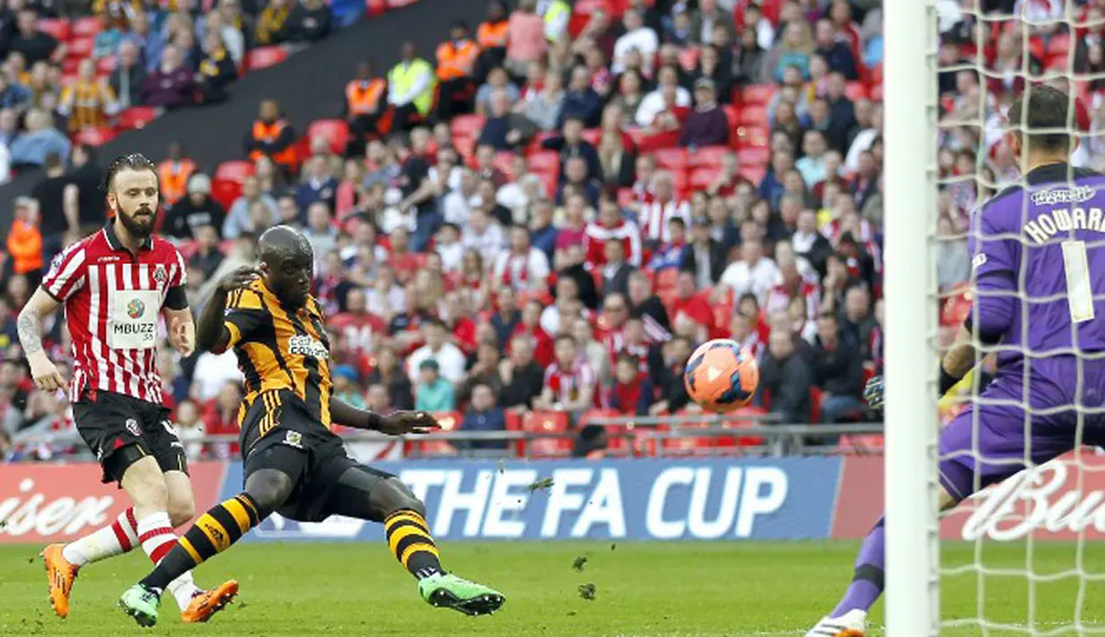 Penyerang Hull City, Yannick Sagbo (tengah) mencetak gol pertama timnya saat pertandingan Semifinal Piala FA antara Hull City dan Sheffield United di Stadion Wembley, London (13/4/2014). (AFP PHOTO/IAN KINGTON)