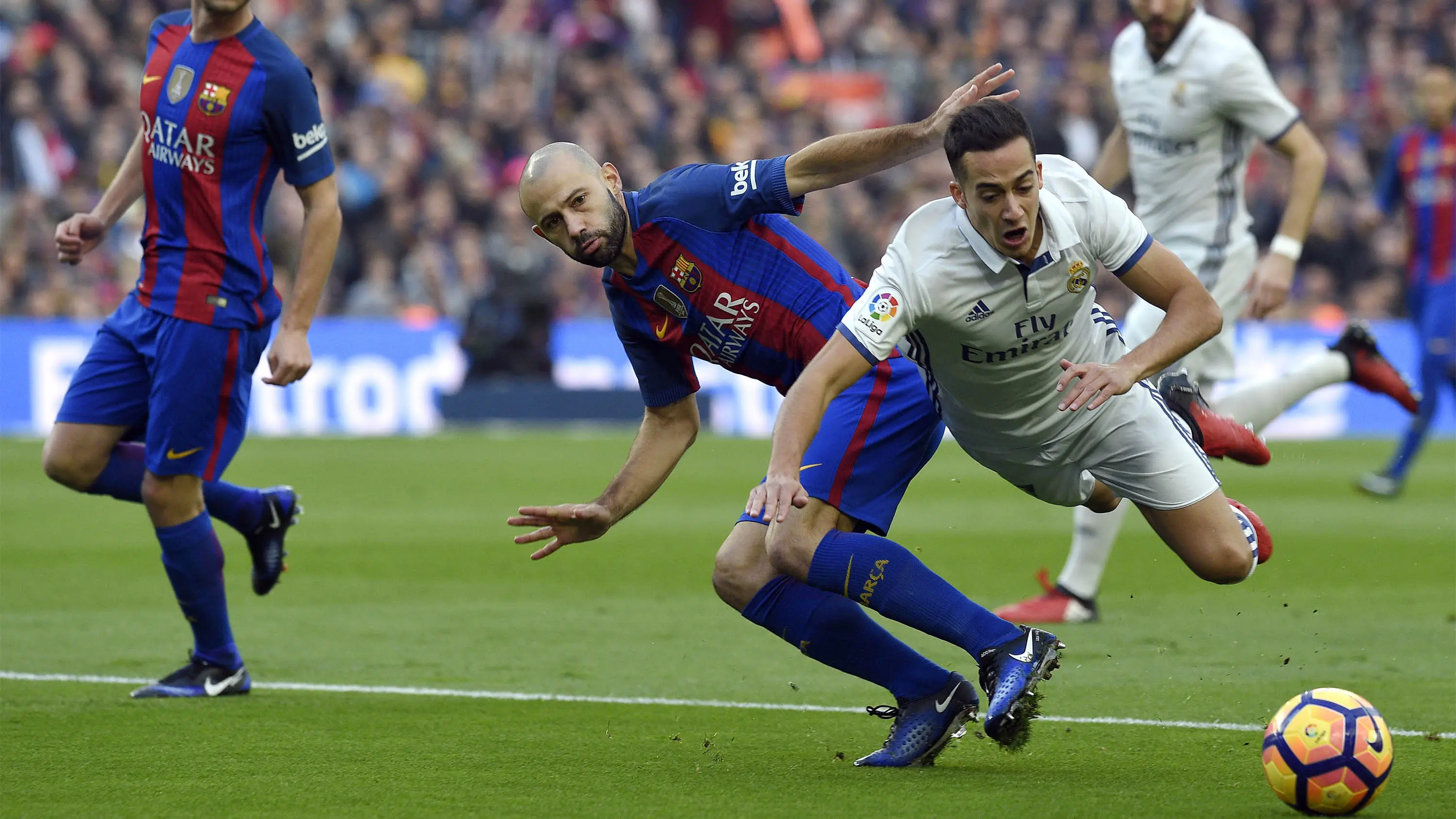 5. Javier Mascherano - Bek Argentina ini sudah memasuki usai senja. Untuk bisa bersaing, Barcelona membutuhkan pemain bertahan yang lebih bugar dan memiliki kecepatan. (AFP/Lluis Gene)