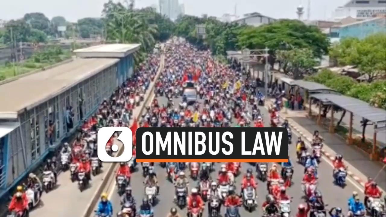 VIDEO: Rekaman Konvoi Ratusan Buruh Lintasi Jalan Daan Mogot Menuju Istana