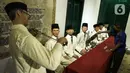 Petugas membersihkan diorama di Museum Sumpah Pemuda, Jakarta, Rabu (27/10/2021). Museum Sumpah Pemuda memiliki koleksi foto dan benda-benda bersejarah dalam pergerakan nasional kepemudaan dan menjadi tonggak sejarah perjuangan kemerdekaan RI. (Liputan6.com/Faizal Fanani)