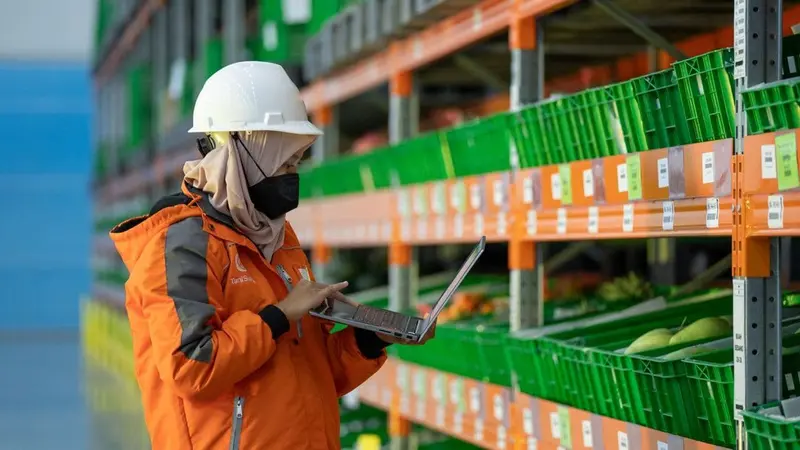 Seorang karyawan TaniHub Group melakukan pendataan produk segar di fasilitas National Fulfillment Center (NFC) milik perusahaan di Cikarang, Jawa Barat. (Dok Tanihub)