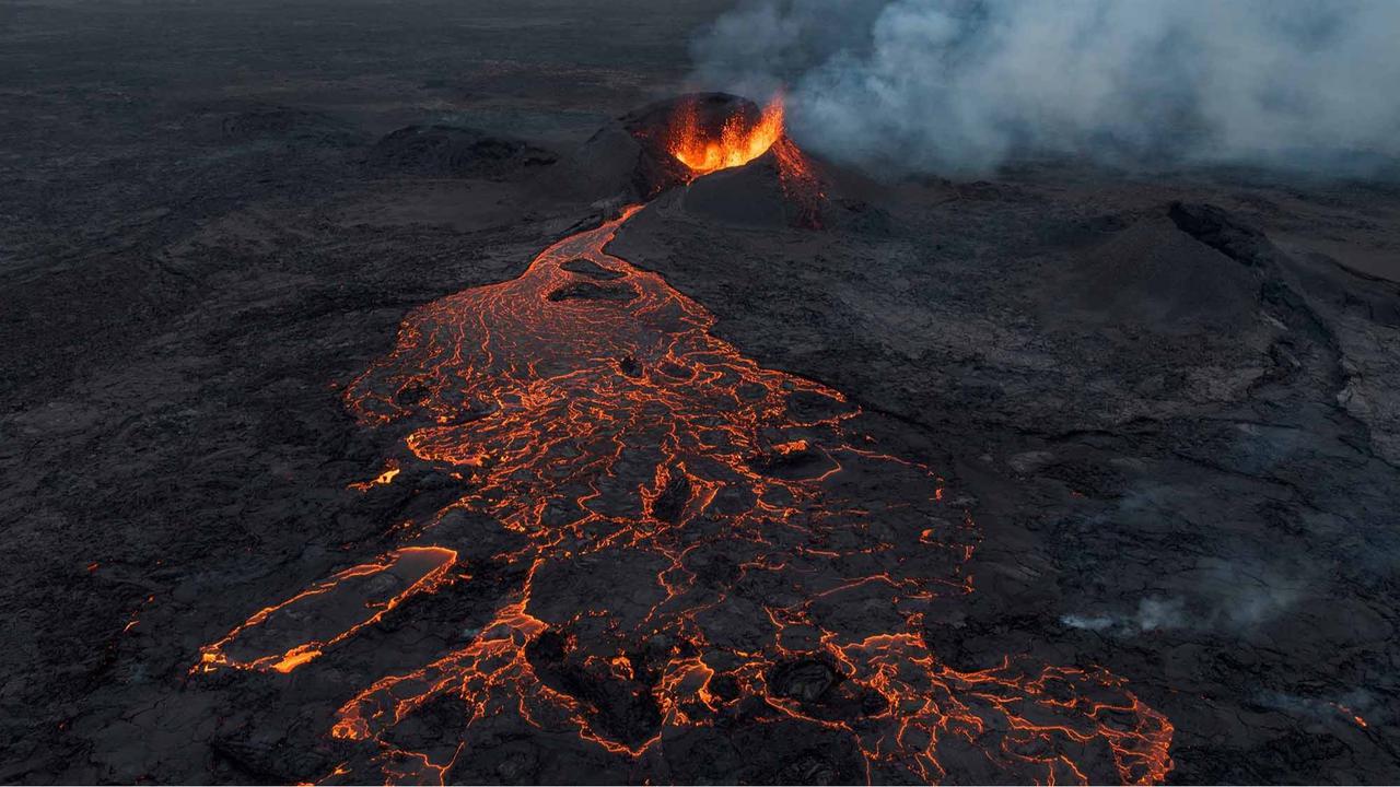 FOTO: Daya Tarik Mematikan, Wisatawan Berbondong Datangi Lokasi Letusan di Islandia