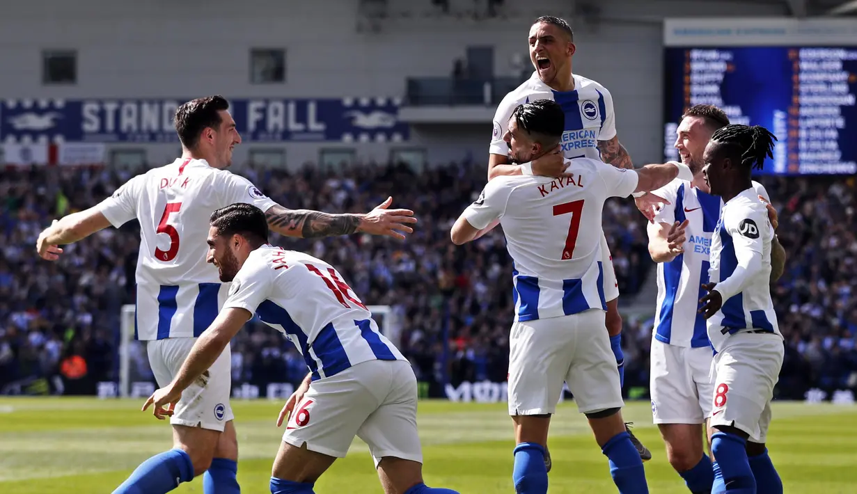 Pemain Brighton and Hove Albion merayakan gol yang dicetak oleh Glenn Murray ke gawang Manchester City pada laga Premier League di Stadion AMEX, Minggu (12/5). Manchester City menang 4-1 atas Brighton and Hove Albion. (AP/Frank Augstein)