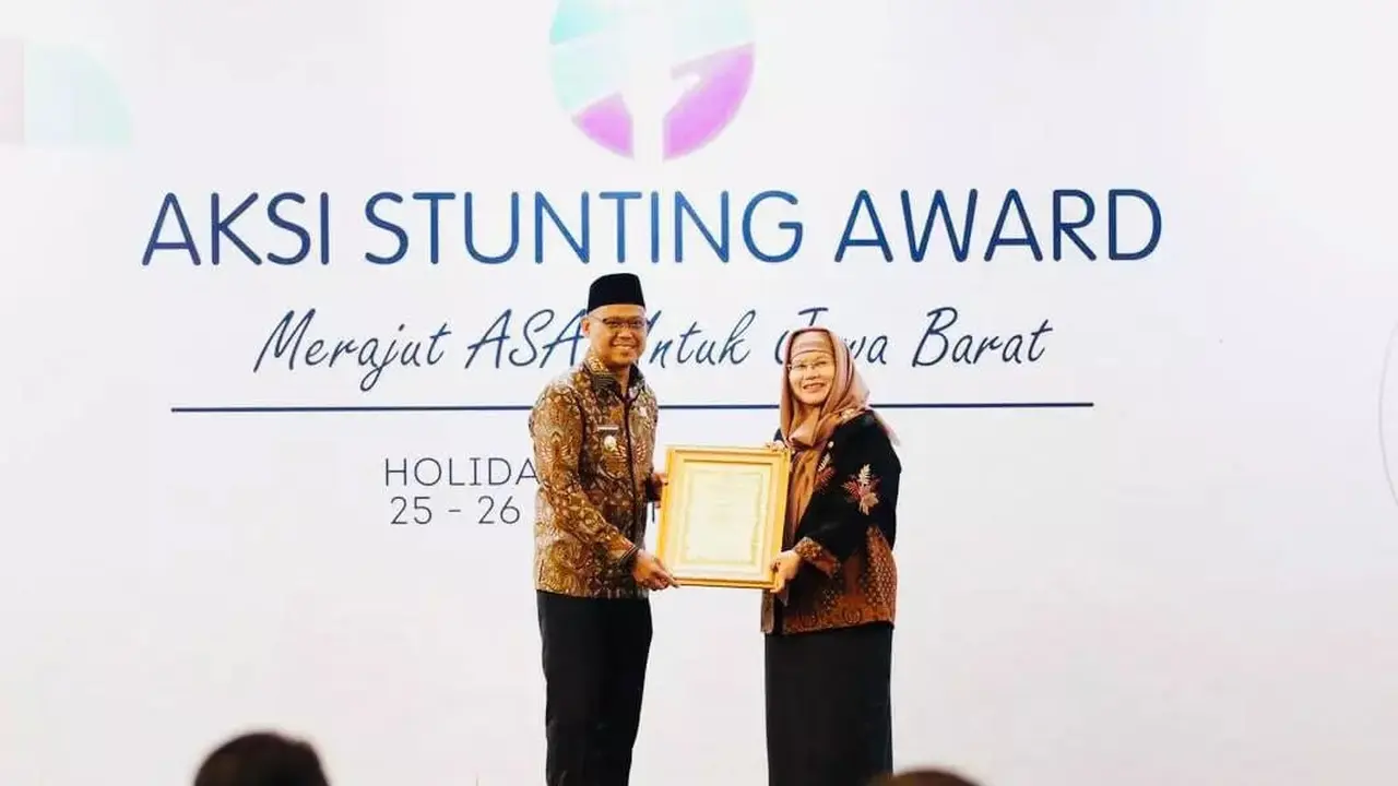 Wakil Wali Kota Depok Imam Budi Hartono ketika menerima dua penghargaan dari Pemerintah Provinsi Jawa Barat (Jabar) dalam penanganan stunting (Istimewa)