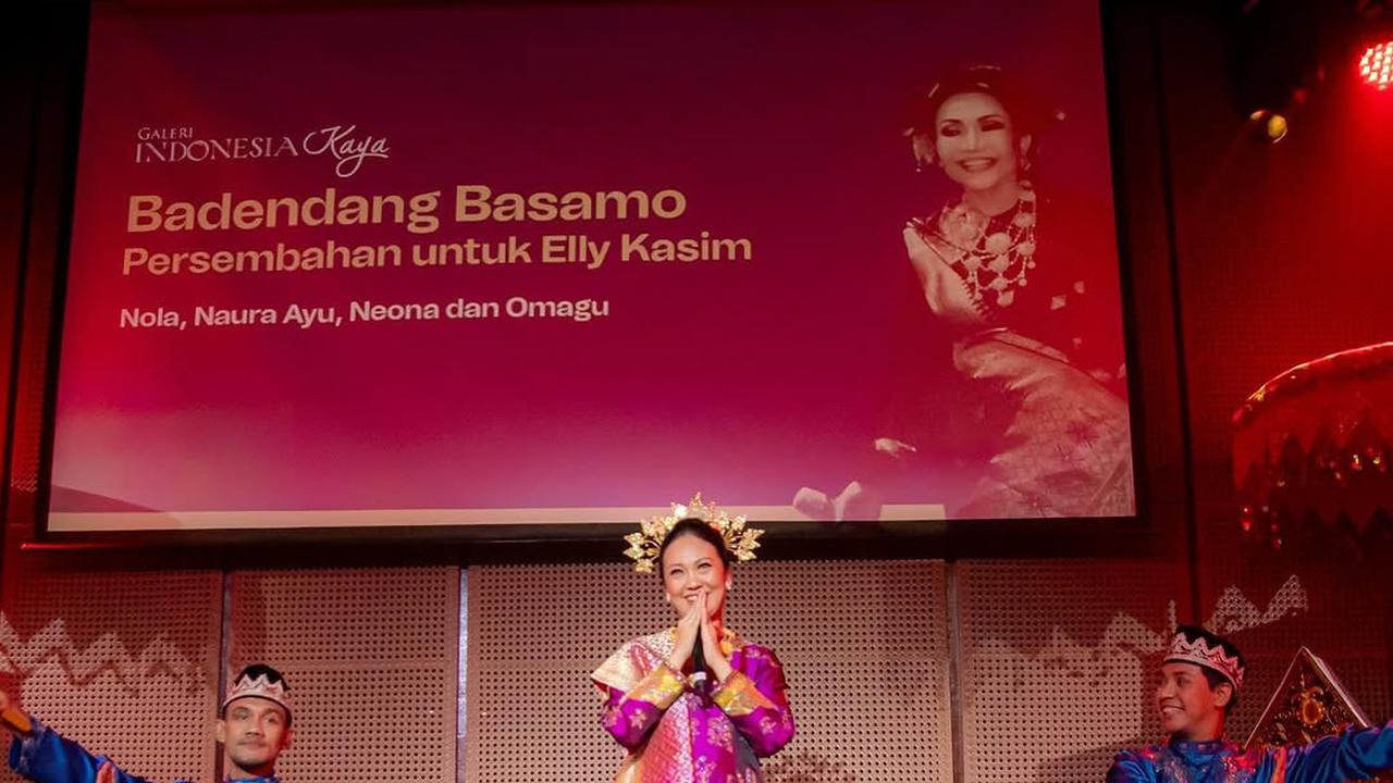 Potret Cantik Nola B3 Pakai Baju Kuruang yang Anggun dalam Konser Kenangan untuk Elly Kasim