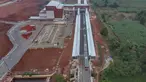 Foto udara memperlihatkan rangkaian KRL Commuter Line melintas di samping proyek pembangunan Stasiun Jatake, Pagedangan, Kabupaten Tangerang, Banten, Selasa (29/7/2025). (merdeka.com/Arie Basuki)