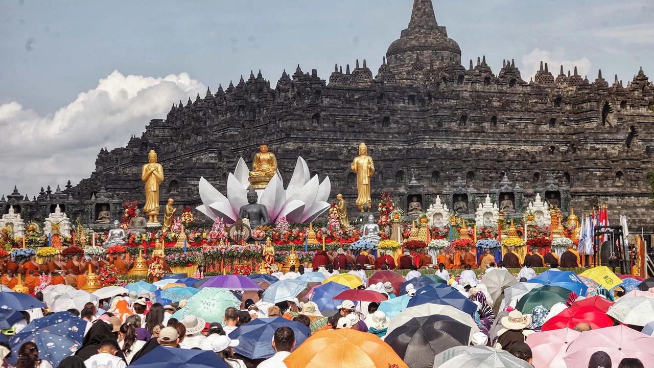 FOTO: Ribuan Umat Buddha Hadiri Puncak  Perayaan Waisak di Candi Borobudur