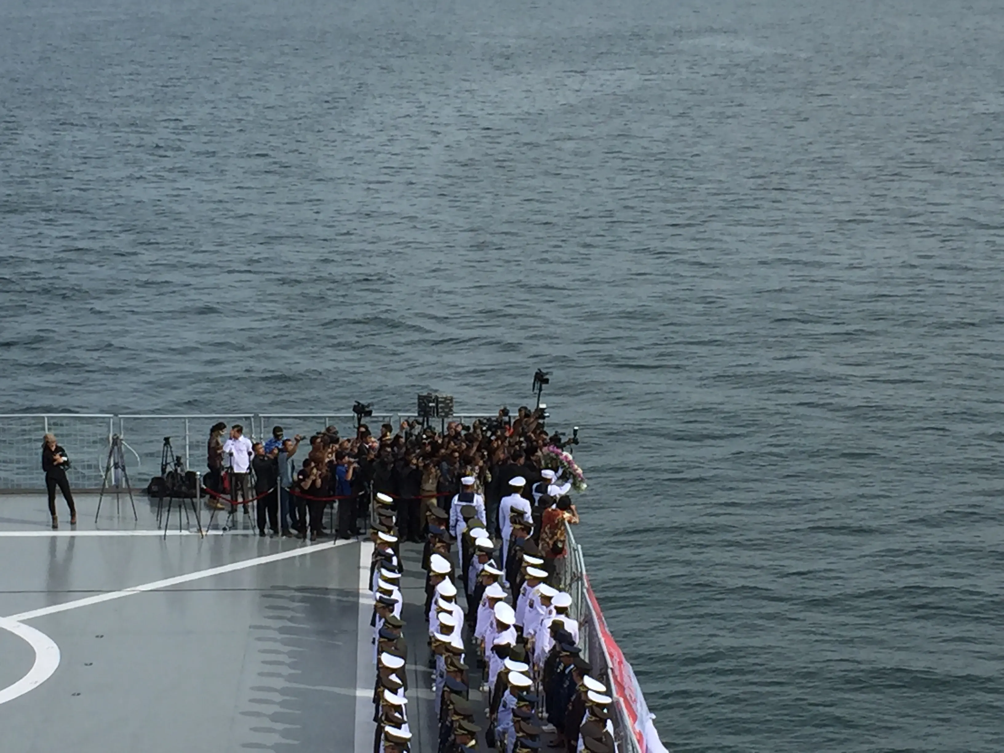 Lihat Hikmatnya Upacara Tabur Bunga di Tengah Laut